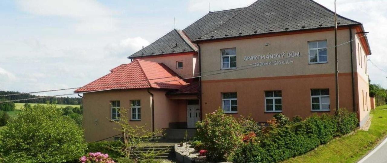 Apartmanovy Dum Obecna Skola Svetlik Exterior foto