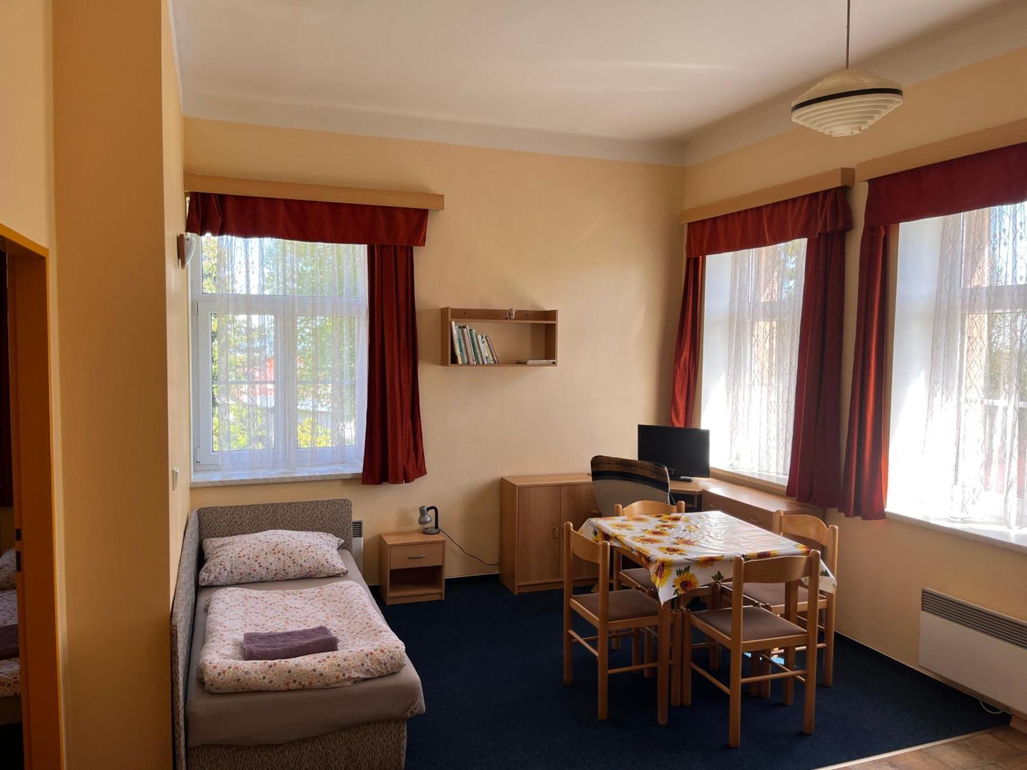 Apartmanovy Dum Obecna Skola Svetlik Exterior foto