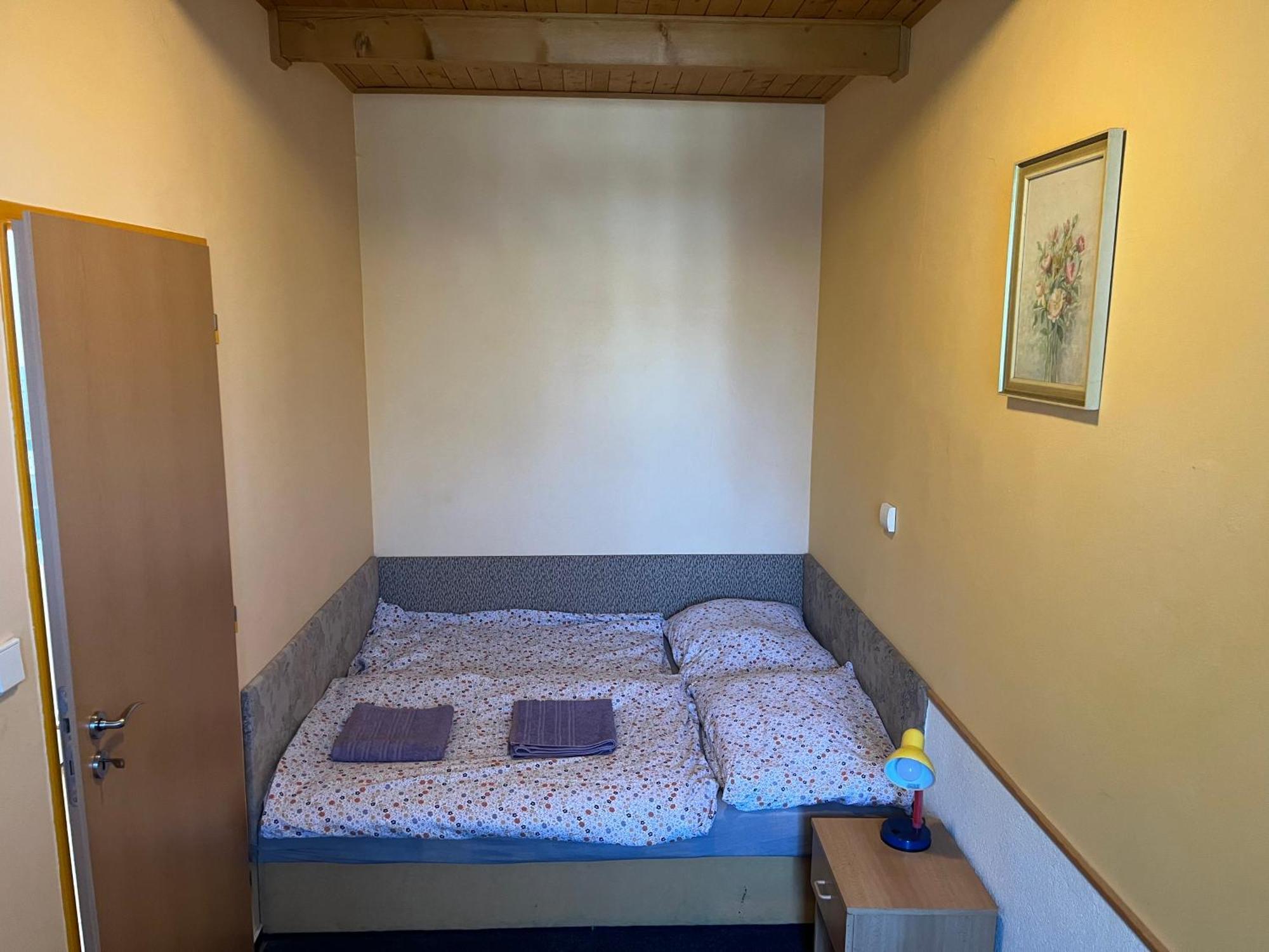 Apartmanovy Dum Obecna Skola Svetlik Exterior foto